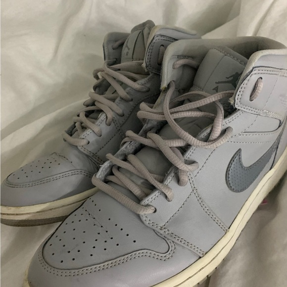 Jordan 1s wolf grey - Picture 2 of 3